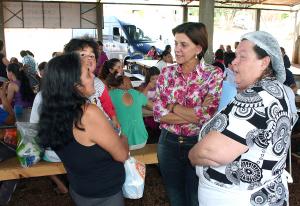 Lorita Bueno conversa com famílias beneficiadas